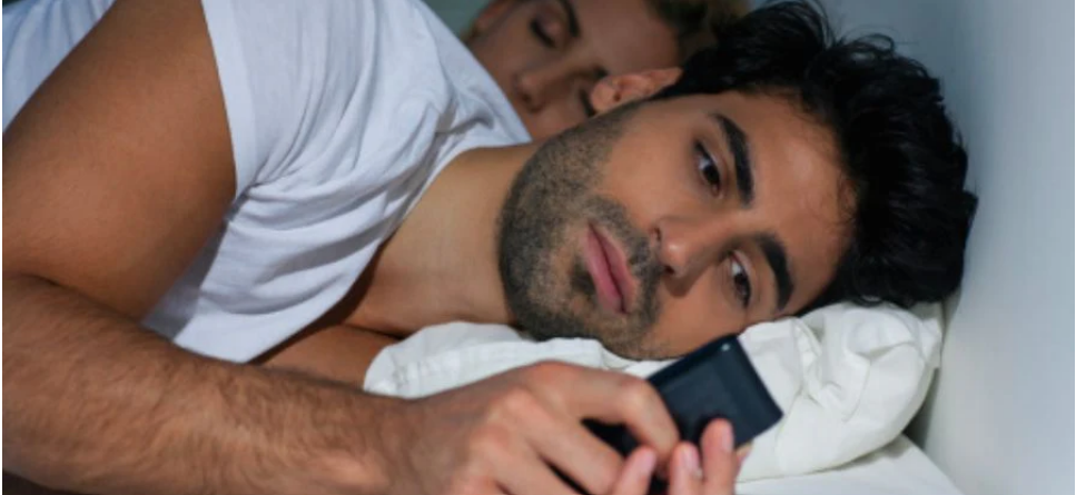 Hombre en pareja atraído por otra mujer señales