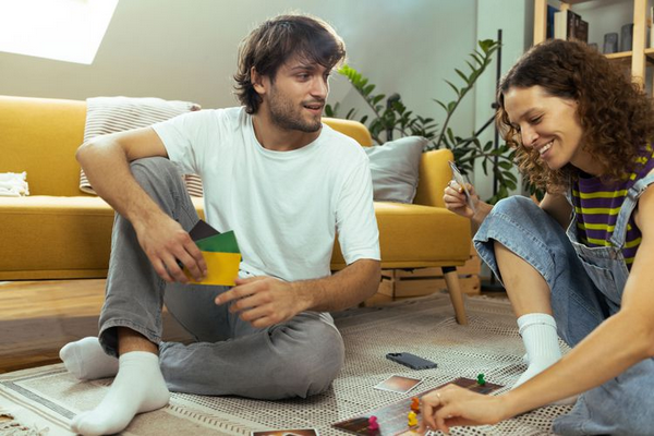 Top 10 de juegos para hacer en pareja en casa